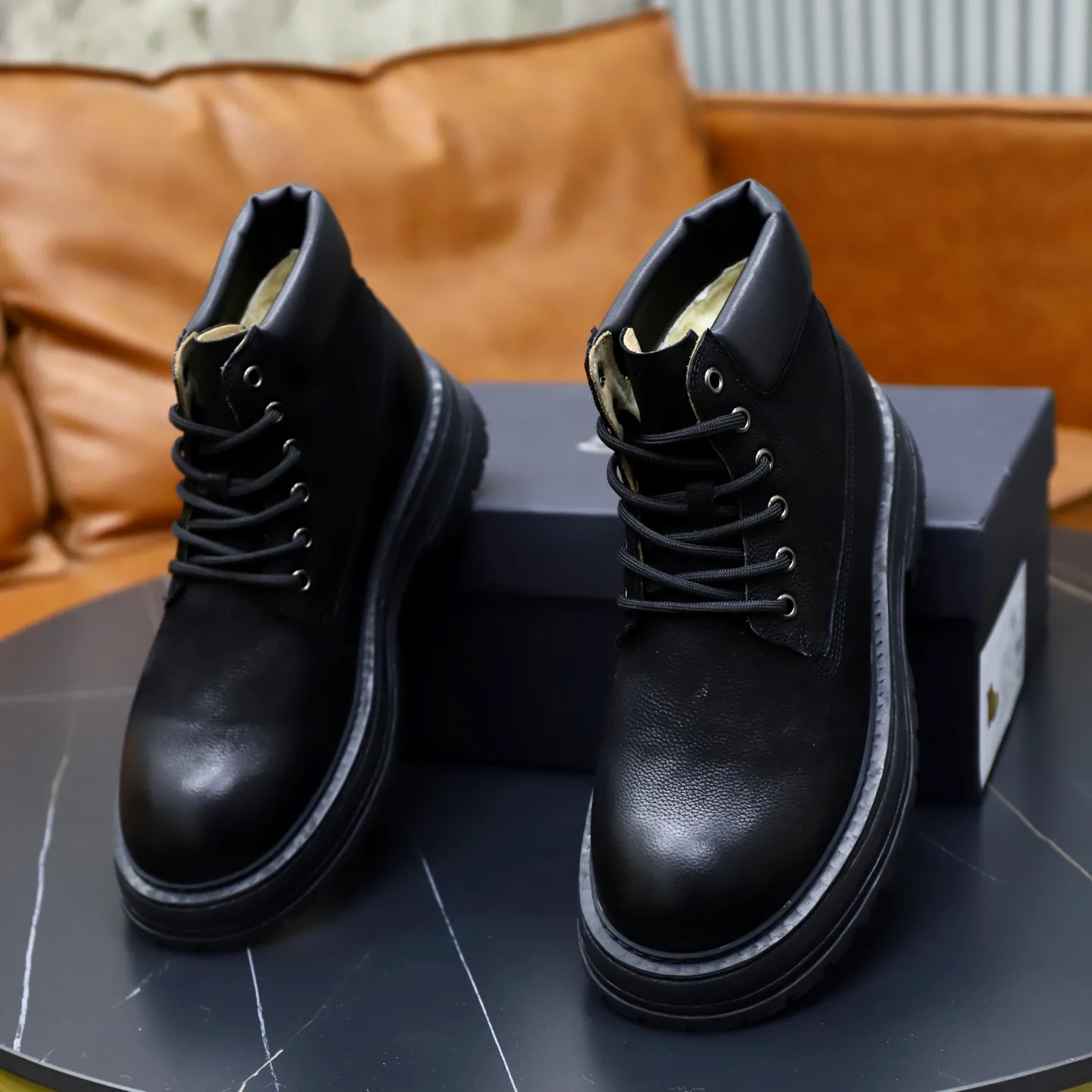 Ex-factory price: 680💰Thick wool imported from Australia Brand: UGG genuine purchasing agent Size: 38-44 (customized in 45) Grade: Official website 1:1 Material: First-layer genuine leather waterproof and antifreeze upper Real wool lining Original non-slip Soft wear-resistant outsole Style category: Men's casual shoes Trendy style Comfortable on the feet Color: Official website color synchronization